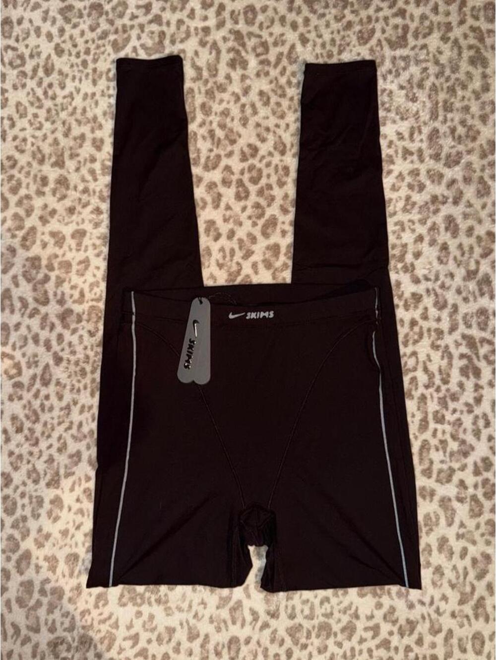 Nike Skims Weightless V Panel Leggings